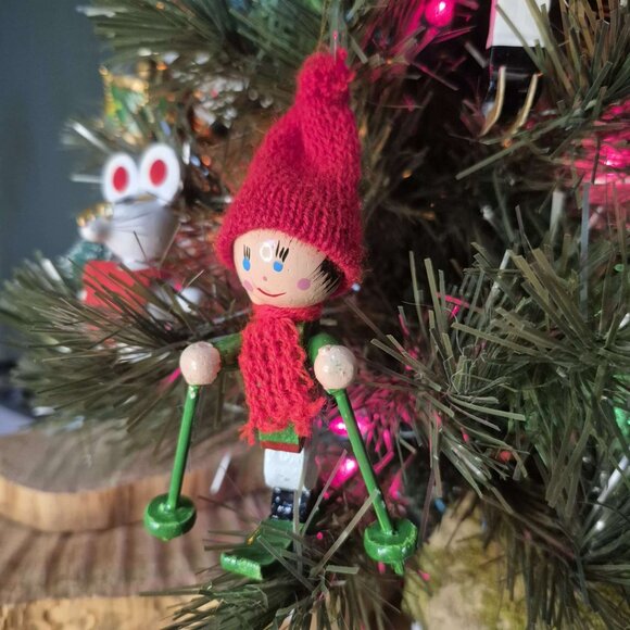 🎄Vintage set of 2 Wooden Ornaments - Skier & Skater with knit hats & Scarves - Picture 3 of 7